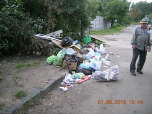 ДВРЗ, сміття біля приватних будинків на вулиці Макаренка