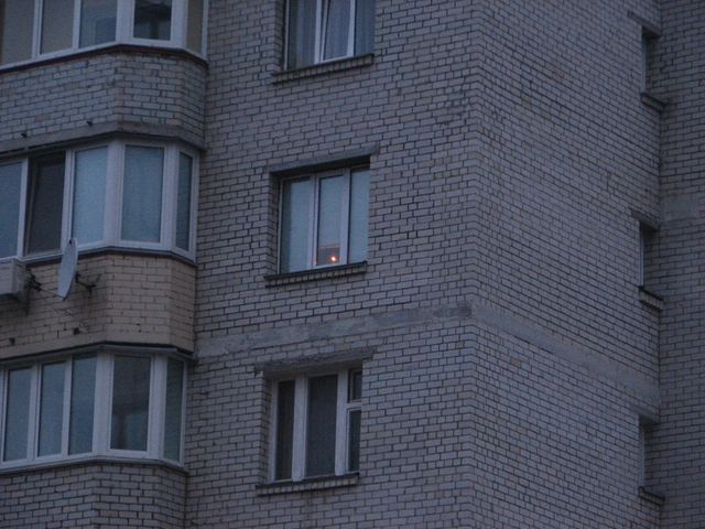 Пам'яті жертв Голодомору, свічки у вікнах будинків ДВРЗ