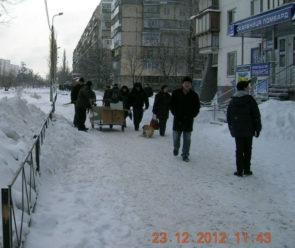 Новини Дніпровського району: від ринку "Березняки" вивезено 30кг снігу