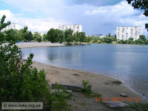 Озеро Тельбин. Одне з дерев у центрі - верба Віктора Цоя