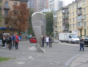 Памятник возле метро Кловская в Киеве