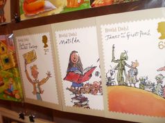 У дні шкільних канікул: бібліотечна виставка поштових листівок