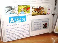 У дні шкільних канікул: бібліотечна виставка поштових листівок