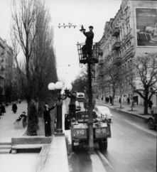 Работы на опорах уличного освещения столицы Украины в советское время