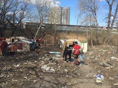 На Березняках у Києві ромський табір уклав договір на вивіз сміття