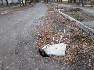 Зруйнована дорога на вулиці Інженера Бородіна