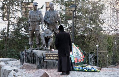 Пам’ятник воїнам-інтернаціоналістам на вулиці Лаврській у Києві