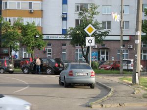 На перехресті Тичини-Шумського встановлено нові дорожні знаки