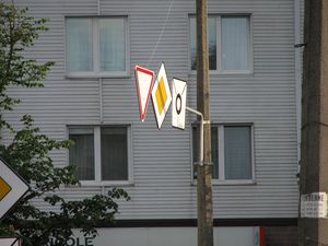 На перехресті Тичини-Шумського встановлено нові дорожні знаки