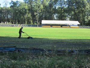 Гарна новина: на стадіоні ДВРЗ косять траву
