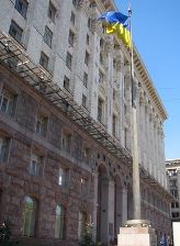 24 июля 1990 года в Киеве у здания мэрии впервые поднят жёлто-голубой флаг
