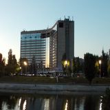 На Русанівці продовжується ремонт готелю Славутич