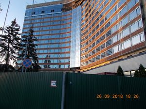 На Русанівці продовжується ремонт готелю Славутич