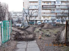 Одні стежки в Києві переорюють, інші ж - вимощують