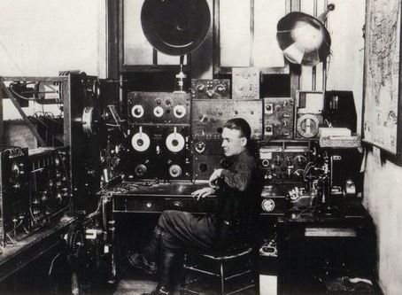 В роки ІІ Світової війни у Броварах вела мовлення фронтова радіостанція