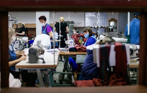 Фабрика Текстиль-Контакт шиє комбінезони, маски та бахіли