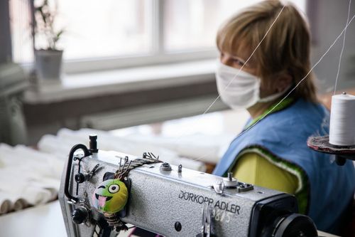 Фабрика Текстиль-Контакт шиє комбінезони, маски та бахіли