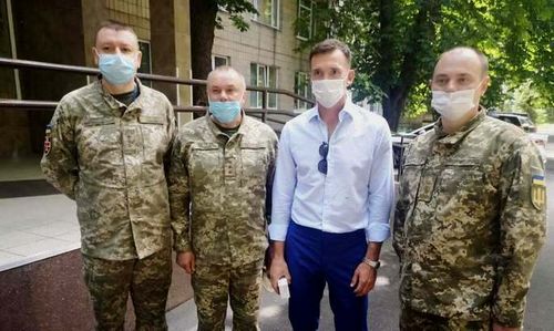 Шевченко посетил военный госпиталь и передал помощь пострадавшим в российско-украинской войне