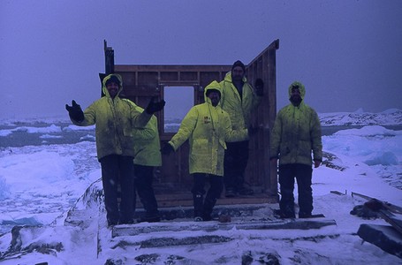 Жовто-синім по білому: 25 років українській антарктичній станції
