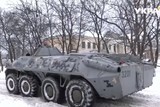 У Києві вантажівка застрягла в снігу: витягали за допомогою БТР