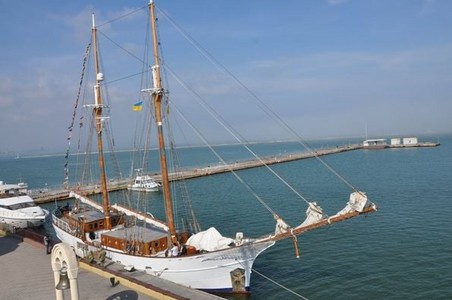 Вітрильний сезон в Одесі відкрила 105-річна яхта