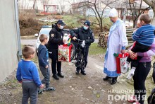 На Закарпатті хлопчик через поліцію розшукував Святого Миколая