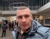 Віталій Кличко спустився в столичне метро, де чимало киян уже кілька днів перебувають в укритті