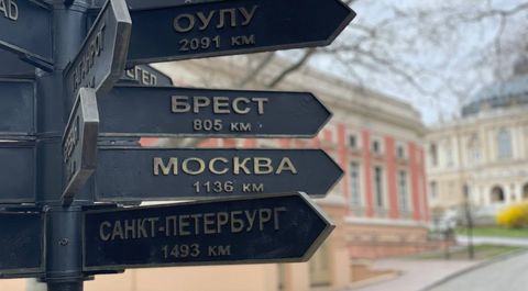 С указателя городов-побратимов на Думской площади снимут таблички с названиями российских населенных пунктов