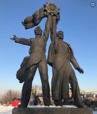 У Києві демонтують скульптуру про `возз'єднання України і Росії`