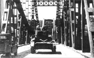 Радянський танк Т-26 на мосту ім. Євгенії Бош, літо 1941 року