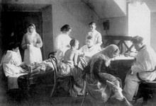 Прийом пацієнтів у земській лікарні, 1900-і рр.