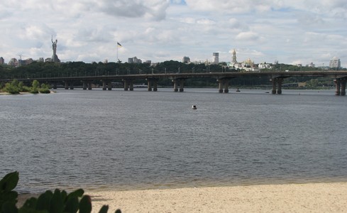 Із понеділка, 20 червня, в Києві відновлюють авторух мостами Метро та Патона