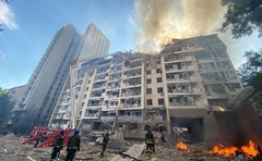 Росіяни продовжують обстрілювати житлові будинки Києва