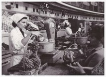 Продаж овочів і фруктів у павільйонах Бессарабського ринку. Київ, 24 серпня 1975 р.
