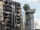 Бенксі на стіні зруйнованого російськими військами будинку в Бородянці залишив своє графіті