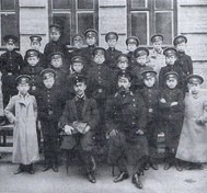 Данило Щербаківський (сидить зліва) з уманськими гімназистами. С. 277.