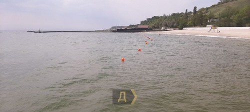На нескольких одесских пляжах появились боновые заграждения