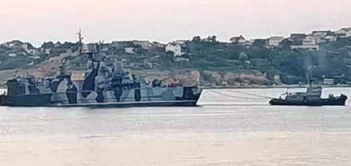 Знімки буксирування підбитого українцями корабля російських окупантів