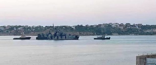 Знімки буксирування підбитого українцями корабля російських окупантів