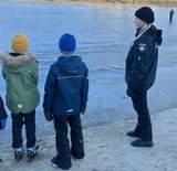 Поліцейські Дніпровського району провели профілактичні бесіди про поведінку на льоду