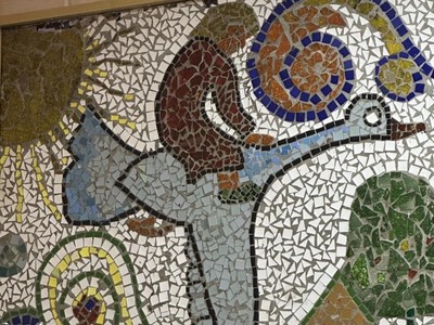 Гуси-лебеді вже не полетять: на ДВРЗ власники маркета замалювали мозаїки з казковими героями