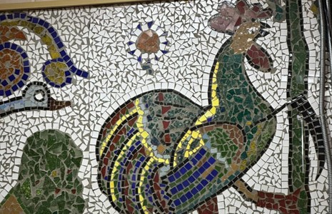 Гуси-лебеді вже не полетять: на ДВРЗ власники маркета замалювали мозаїки з казковими героями