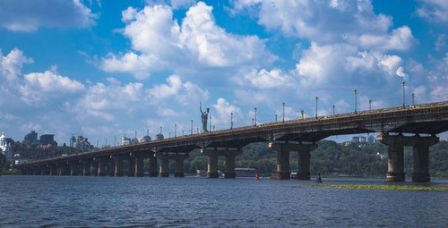 У Києві протестують на витривалість тепломагістралі під мостом Патона, яким 60 років