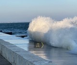 Вітер і холод — не перешкода: одесити висипали на море