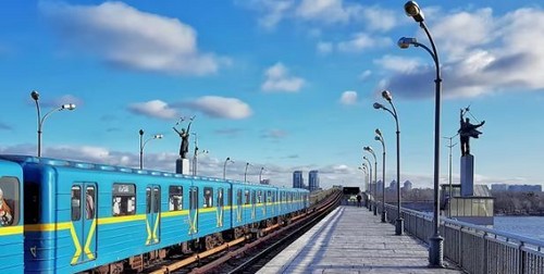 У Києві на вихідні зупинять рух метро між станціями «Лісова» та «Дніпро»