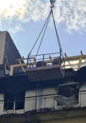На Березняках ремонтують пошкоджений російським обстрілом будинок