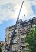 На Березняках ремонтують пошкоджений російським обстрілом будинок