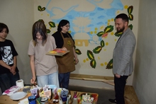 Укриття Центру культури на ДВРЗ розмалювали петриківським розписом