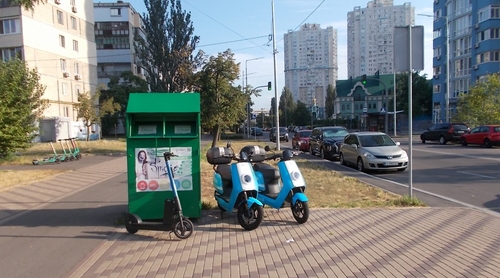 Прокатні електроскутери на Березняках