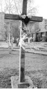 Пам’ятний знак на вшанування мешканців Воскресенської Слобідки, котрі загинули внаслідок Голодомору 1932-1933 рр., встановлений у Дніпровському районі м.Києва у 2000-их рр.